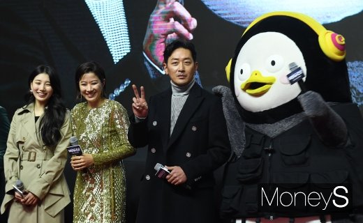 [머니S포토] 수지·전혜진·하정우 '대세 펭수와 함께'