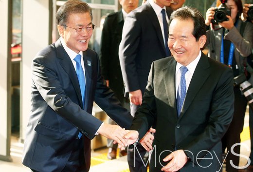 문재인 대통령이 지난 2017년 11월1일 이듬해 정부 예산안 및 정부 국정 과제 이행을 위한 개혁법안 시정연설을 위해 국회를 찾았을 당시 정세균 국회의장과 만나 악수를 나누고 있다. /사진=머니S DB 