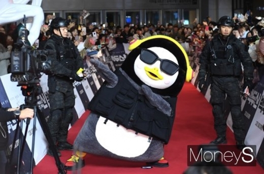 EBS연습생 펭수가 16일 오후 서울 송파구 롯데월드몰 아트리움에서 열린 영화 '백두산' 레드카펫 쇼케이스 행사에서 포즈를 취하고 있다. /사진=장동규 기자