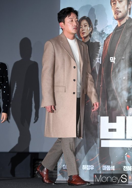 [머니S포토] 하정우, 멋스러운 코트 스타일링