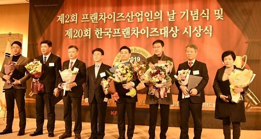 / 지난 12월16일에 열린 '제20회 한국프랜차이즈대상' 시상식에서 수상자들이 기념촬영을 하고 있다. 사진 맨 오른쪽이 박가부대 부산대점의 강정임 가족점주. (사진=원앤원)