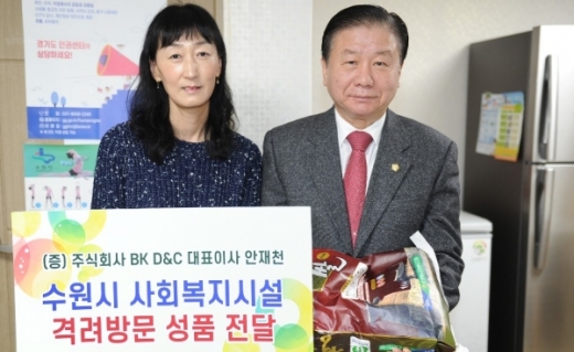 홍종수 부의장, 사회복지시설에 기부성품 전달. / 사지제공=수원시의회