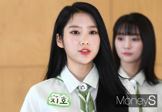 [머니S포토] 오마이걸 지호 '사랑스러운 고양이 눈빛'