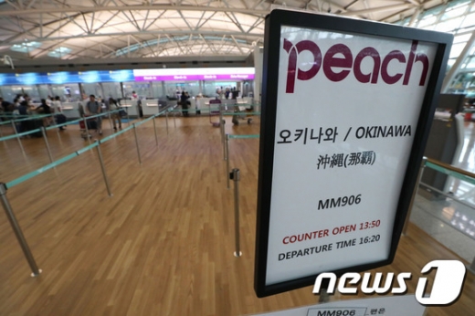 일본 불매 운동의 영향으로 수속을 밟는 관광객이 사라진 인천국제공항 내 일본 오키나와행 수속처. /사진=뉴스1