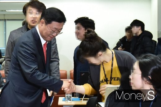 [머니S포토] 취재진들과 인사 나누는 나재철 신임 금투협회장