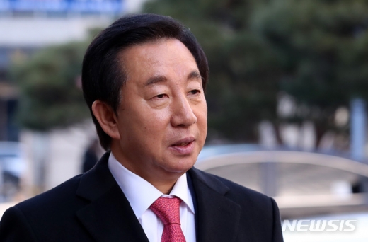 딸의 KT 특혜 채용 개입 혐의를 받고 있는 김성태 자유한국당 의원이 20일 오후 서울 양천구 서울남부지법에서 열린 4차 공판에 출석하며 취재진의 질문에 답하고 있다. /사진=뉴시스