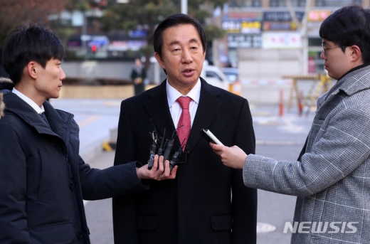 딸의 KT 특혜 채용 개입 혐의를 받고 있는 김성태 자유한국당 의원이 20일 오후 서울 양천구 서울남부지방법원에서 열린 4차 공판에 출석하며 취재진의 질문에 답하고 있다. /사진=뉴시스