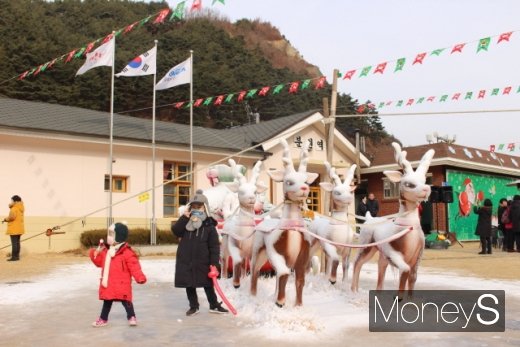 21일 경북 봉화군 분천역에 분천 산타마을 조형물이 설치된 가운데 관광객들이 산타마을을 찾았다. /사진=박정웅 기자
