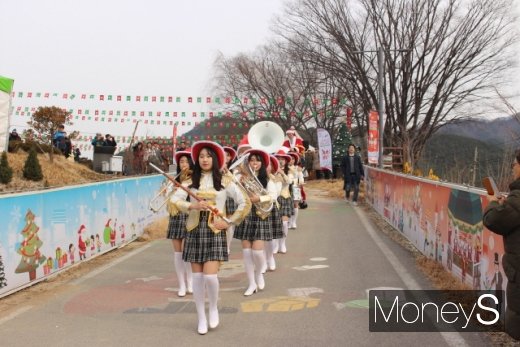 분천 산타마을 개장을 축하하는 마칭 퍼레이드. /사진=박정웅 기자