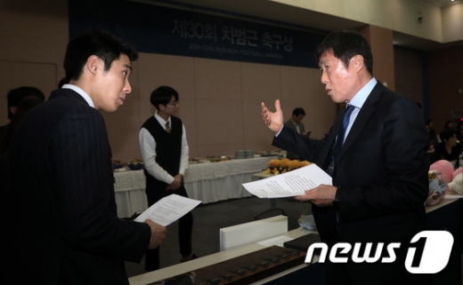 지난해 3월 서울시청 태평홀에서 열린 제30회 '차범근 축구상' 시상식에서 차범근 전 축구 국가대표팀 감독(오른쪽)이 아들 차세찌씨와 이야기를 나누고 있다. /사진=뉴스1