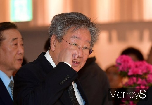 원로배우 최불암이 지난 4월 서울 서대문구 신촌세브란스병원 장례식장에 마련된 故 조양호 한진그룹 회장의 빈소에 입장하고 있다. /사진=장동규 기자