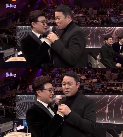 28일 오후 서울 상암동 SBS 프리즘 타워에서 열린 '2019 SBS 연예대상' 시상식에서 소신 발언을 낸 김구라(오른쪽). /사진='2019 SBS 연예대상' 방송 캡처