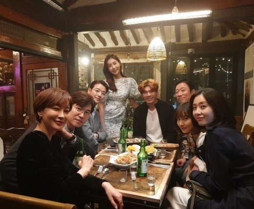 송윤아 회식 공개. /사진=송윤아 인스타그램 캡처  