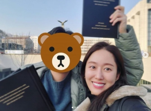 전혜빈이 남편과 연세대학교를 찾아 환한 미소를 짓고 있다. /사진=전혜빈 인스타그램
