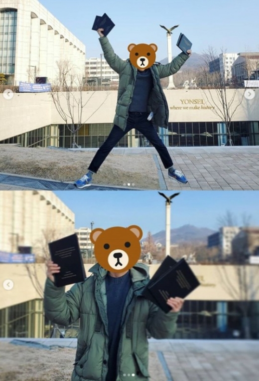 전혜빈의 남편이 양팔을 벌리는 포즈를 취하며 박사학위 취득의 기쁨을 드러내고 있다. /사진=전혜빈 인스타그램