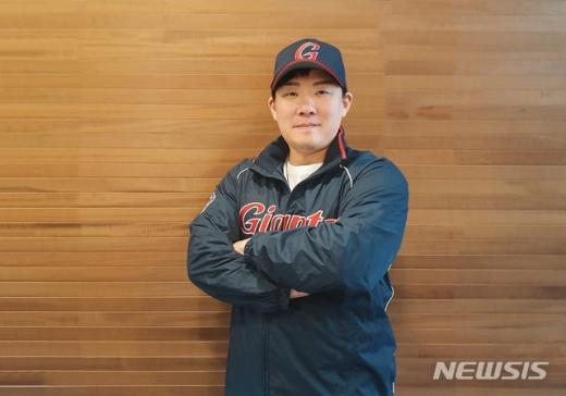 이번 시즌부터 롯데 자이언츠 유니폼을 입는  내야수 안치홍. /사진=뉴시스(롯데 자이언츠 제공)