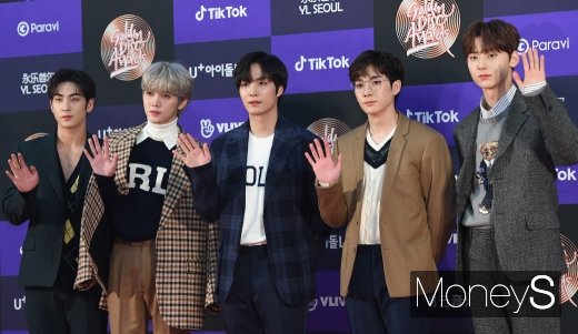 뉴이스트가 지난 5일 오후 서울 구로구 고척동 고척스카이돔에서 열린  '제34회 골든디스크어워즈 with 틱톡' 레드카펫 행사에 참석해 포즈를 취하고 있다. /사진=장동규 기자