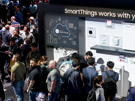 지난 7일(현지시간) 막을 올린 CES 2020 삼성 전시장에서 관람객들이 다양한 IoT 허브 기기를 삼성전자 ‘스마트싱스’로 연동하는 모습을 체험하고 있다. /사진=뉴스1