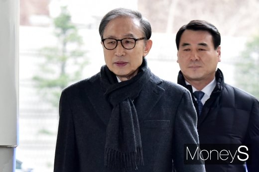 다스 실소유 의혹과 관련한 비자금 횡령과 삼성 뇌물 혐의 등으로 재판에 넘겨진 이명박 전 대통령(79) 항소심에서 검찰이 징역 23년을 선고해달라고 재판부에 요청했다. /사진=임한별 기자  