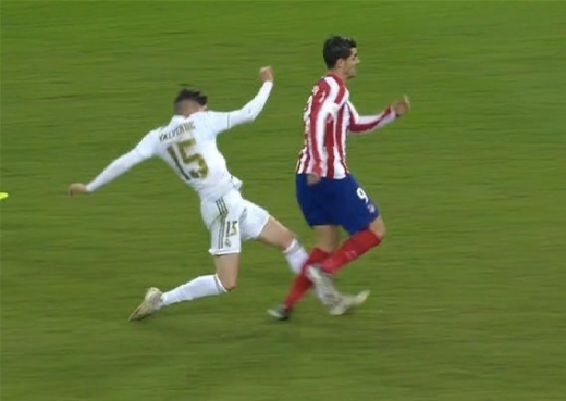 레알 마드리드 미드필더 페데리코 발베르데(왼쪽)가 13일(한국시간) 사우디아라비아 제다에서 열린 스페인 슈퍼컵 결승전 아틀레티코 마드리드와의 경기에서 상대 공격수 알바로 모라타에게 백태클을 하고 있다. /사진=트위터 캡처