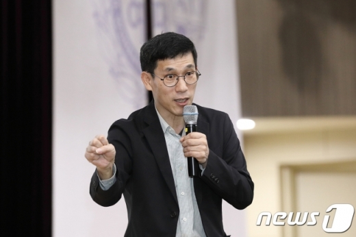 진중권 전 동양대 교양학부 교수가 "한남(한국남자의 줄임말로 비하하는 의미가 담긴 용어) 마초가 싫다"며 "앞으로 페친(페북친구)는 여성만 받겠다"고 선언했다. /사진=뉴스1  
