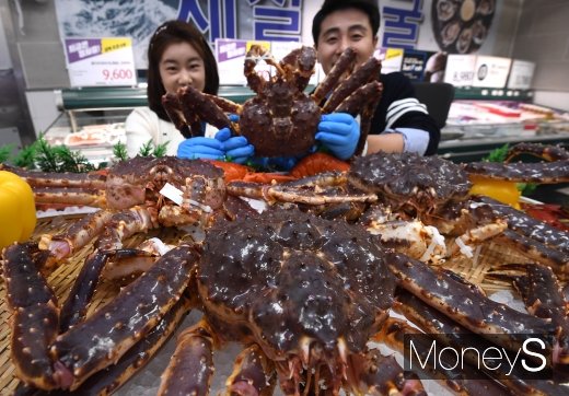 머니S포토] '설 연휴 노르웨이산 킹크랩 맛보세요' - 머니S