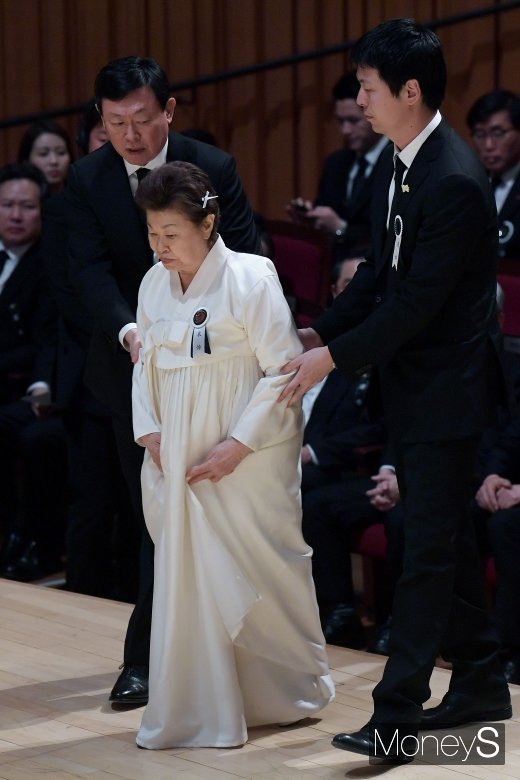 [머니S포토] 아들 신동빈 부축받으며 이동하는 시게미츠 하츠코 여사