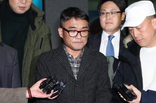 유흥업소 성폭행 혐의를 받고 있는 가수 김건모가 지난 15일 오후 서울 강남경찰서에서 피고소인 조사를 마치고 취재진의 질문을 듣고 있다. /사진=뉴스1