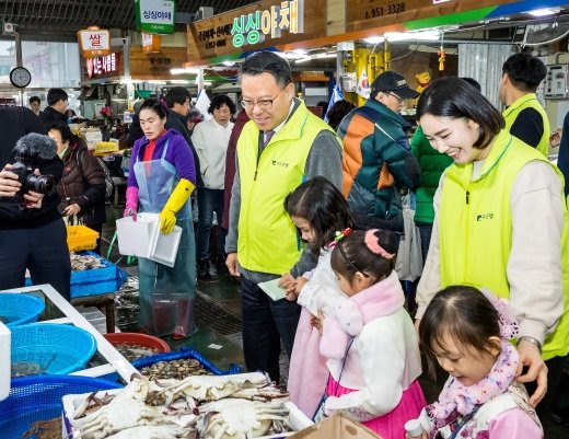 송종욱 광주은행장이 지역 어린이 전통시장 투어를 함께 하고 있다./사진=광주은행 제공.