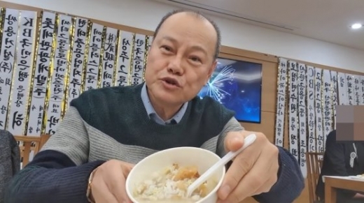 배우 김학철이 지난 21일 자신의 유튜브 채널을 통해 롯데그룹 창업주인 신격호 명예회장의 장례식 먹방 영상을 공개했다. /사진=김학철TV 캡처     