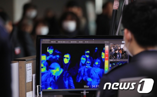중국발 ‘우한 폐렴’이 세계적으로 확산하는 가운데 설 연휴 첫날인 지난 24일 오전 인천국제공항 제1여객터미널 입국장에서 여행객들이 열화상카메라가 설치된 검역대를 통과하고 있다. /사진=뉴스1