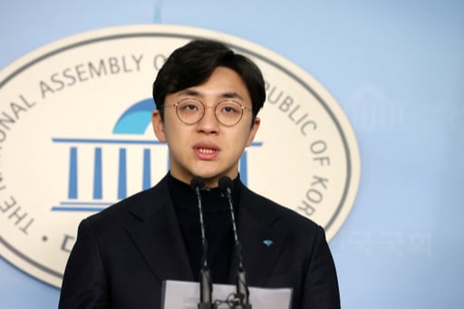 더불어민주당 인재영입 2호인 원종건씨(27)에 대한 데이트폭력 의혹이커뮤니티를 중심으로 확산되고 있다. /사진=뉴시스