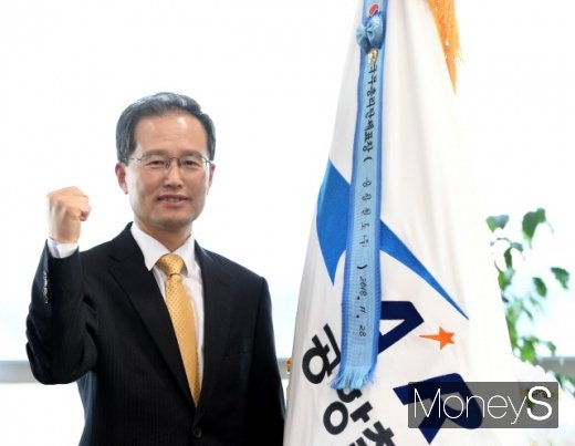 김한영 공항철도 사장이 1월21일 인천 본사 집무실에서 파이팅을 외치고 있다. 김 사장은 "안전과 고객(편의)은 공항철도가 추구하는 변함없는 화두"라고 강조했다. /사진=장동규 기자