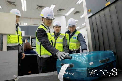 김한영 사장이 서울역 도심공항터미널에서는 설 연휴 안전수송 현장 점검을 하고 있다. /사진=공항철도