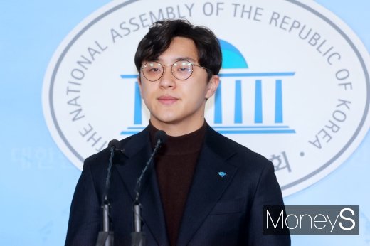 더불어민주당 2호 영입인재였던 원종건씨를 상대로 ‘미투’(Me Too·나도 당했다) 폭로에 나선 전 여자친구 A씨가 원씨와의 교제 당시 내용이 담긴 추가 기록을 공개했다. /사진=임한별 기자     
