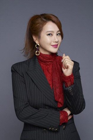 이투스교육 소속 사회탐구 영역 '1타 강사' 이지영씨가 학생들을 대상으로 포교 활동을 하고 있다는 논란에 휩싸였다. /사진=이투스 제공