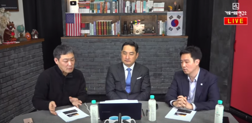 유튜브 채널 '가로세로연구소' 출연진인 김용호 전 연예기자, 강용석 변호사, 김세의 전 기자(왼쪽부터)가 지난 3일 유튜브 방송을 진행하고 있다. /사진=유튜브 '가로세로연구소' 영상 캡처 