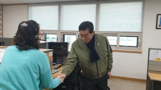 윤화섭 안산시장이 민원콜센터 상담사를 만나 애로사항을 들었다. / 사진제공=안산시