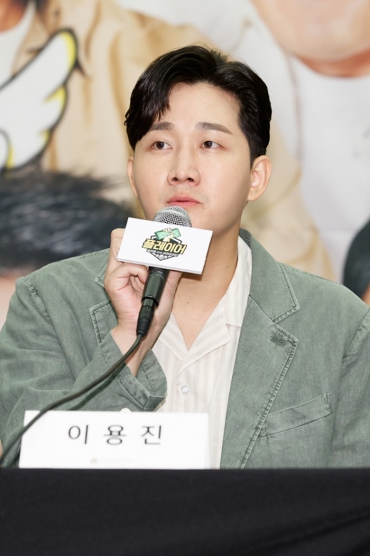개그맨 이용진이 과거 문재인 대통령을 '문재인씨'라고 지칭했던 사실이 뒤늦게 알려지며 온라인상에 논란을 빚고 있다. /사진=XtvN 제공  