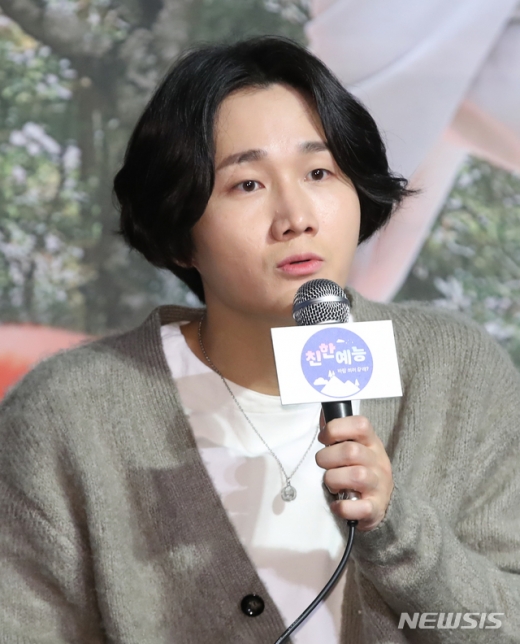 개그맨 이용진(36)이 문재인 대통령을 가리켜 '문재인씨'라고 불러 논란이 이어지자 소셜네트워크서비스(SNS)를 비공개로 전환했다. /사진=뉴시스  