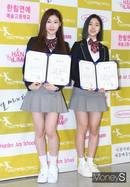[머니S포토] ITZY(있지) 채령·류진 '저희 오늘 졸업해요'