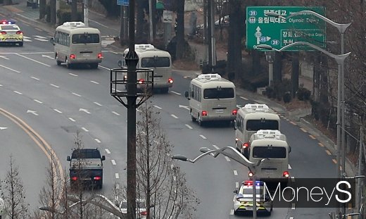 [머니S포토] 이천으로 향하는 우한 교민들