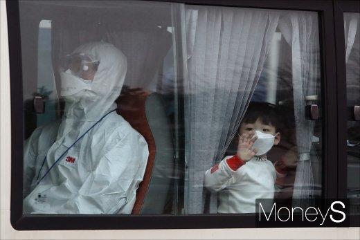 [머니S포토] 창밖 바라보는 우한 교민 어린이
