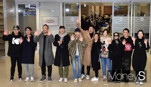 영화 기생충의 제작사 바른손이앤에이 곽신애 대표 및 한진원 작가, 배우 송강호를 비롯한 주요 출연진들이 12일 인천국제공항 제2여객터미널을 통해 귀국하고 있다. /사진=임한별 기자