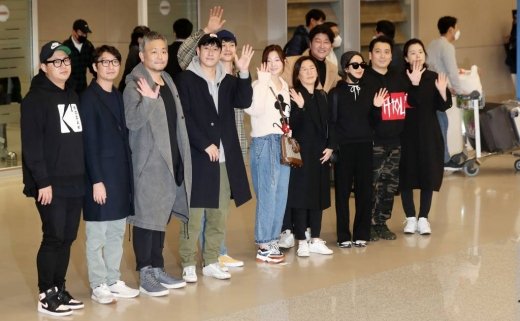 미국 아카데미 시상식에서 한국 영화 최초로 작품상, 감독상, 각본상, 국제 장편 영화상 4개 부문을 수상한 영화 기생충 팀이 인천국제공항을 통해 지난 12일 입국하고 있다./사진=머니투데이  