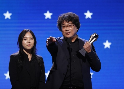 봉준호 감독의 통역사로 활동한 최성재씨(샤론 최)가 강남 대치동의 A영어학원 출신인 것이 알려지면서 학부모들 사이에 관심이 뜨겁다. /사진=로이터  