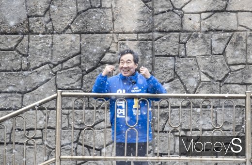 [머니S포토] 영화 '기생충' 계단에서 눈 감상하는 이낙연