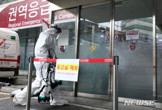 국내 29번째 코로나19 확진자는 증상이 나타난 뒤 서울 종로구 일대 의료기관과 약국 등에서 114명과 접촉한 것으로 확인됐다. /사진=뉴시스  
