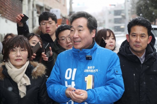 오는 4·15 총선 더불어민주당 후보로 종로 출마한 이낙연 전 국무총리가 지난 17일 서울 종로구 부암동 일대를 찾아 낙후지역 관광지 개발 방안 관련 현장을 둘러보고 있다. /사진=머니투데이 DB