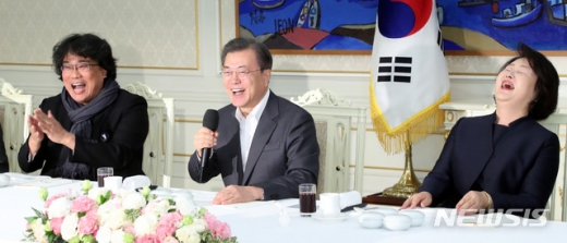 봉준호 감독과 문재인 대통령의 말을 듣고 충격에 빠졌다. /사진=뉴시스